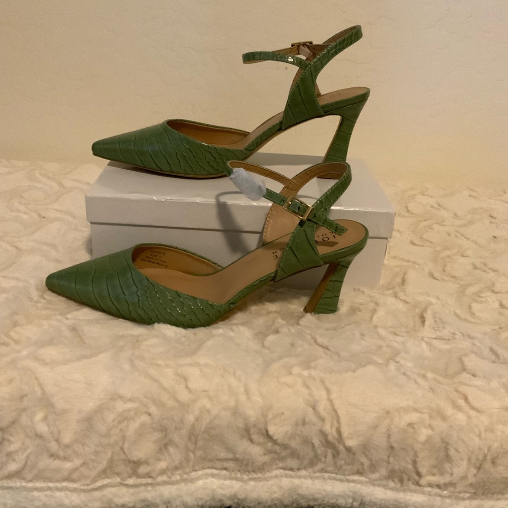 JOURNEE COLLECTION NEW HEELS